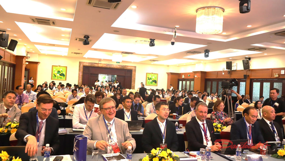 Hơn 100 nhà khoa học, chuyên gia công nghệ, quản lý hàng không trong nước và quốc tế tham dự Hội nghị. Ảnh: Hồng Phúc.