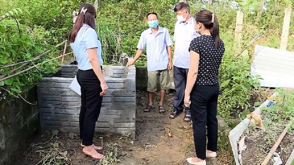 Người dân thành phố Tuyên Quang xây dựng bể ủ rác bảo đảm vệ sinh môi trường. Ảnh: Hà Chung