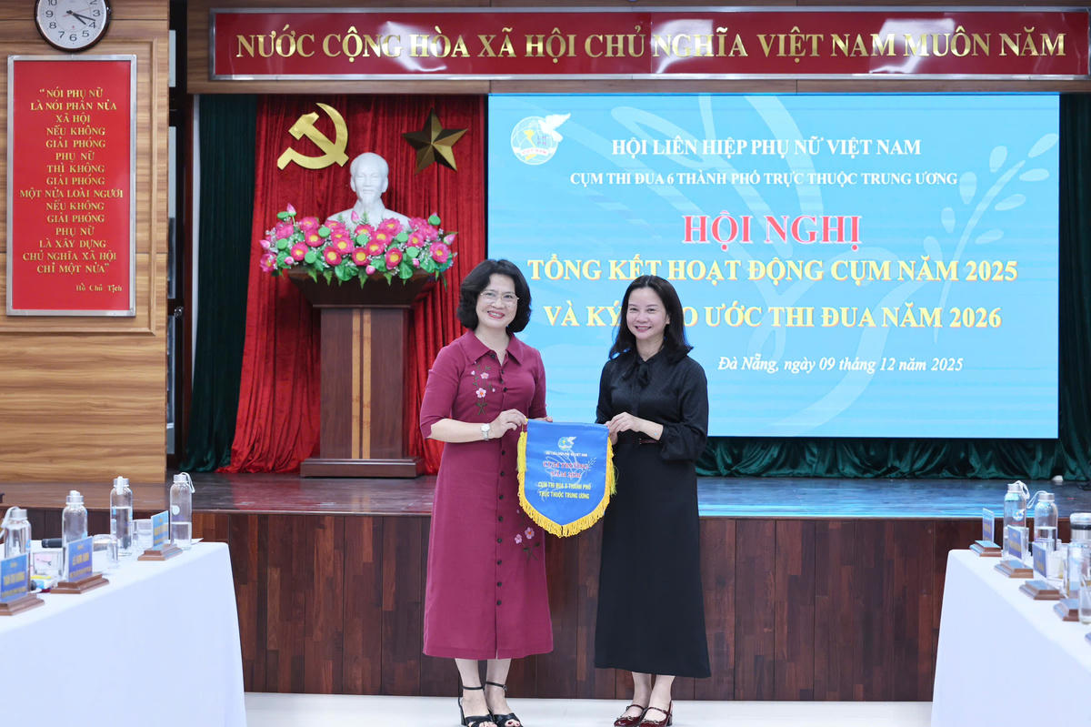 Đại diện Hội Liên hiệp Phụ nữ thành phố Hải Phòng (bên phải) nhận bàn giao vai trò Cụm trưởng Cụm thi đua 6 thành phố trực thuộc Trung ương năm 2026.