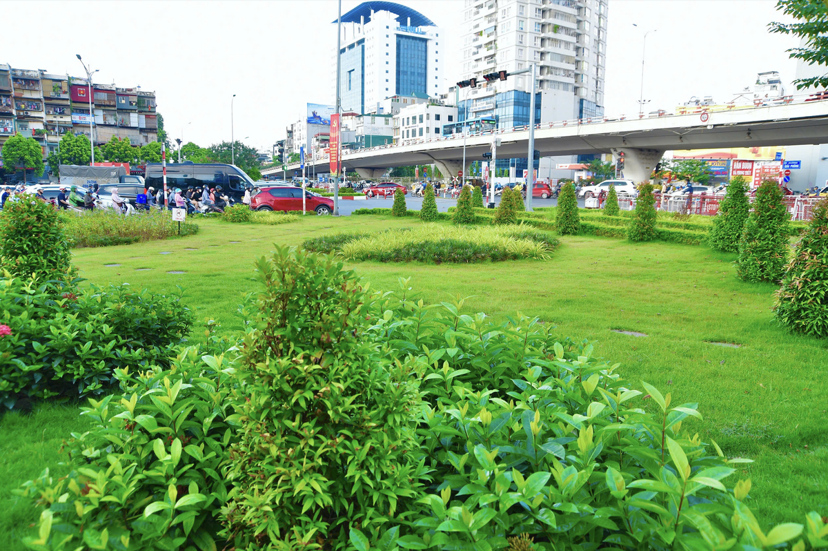 Các đảo giao thông trở thành những công viên thu nhỏ sau 1 năm thí điểm&nbsp;chỉnh trang và duy trì vệ sinh môi trường trên tuyến đường Vành đai 2.