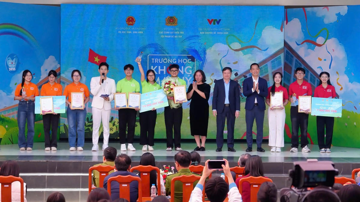 Ban Tổ chức trao giải cho các đội thi tại Cuộc thi Trường học không ma túy 2025 tại Bắc Ninh. Ảnh: BTC. 