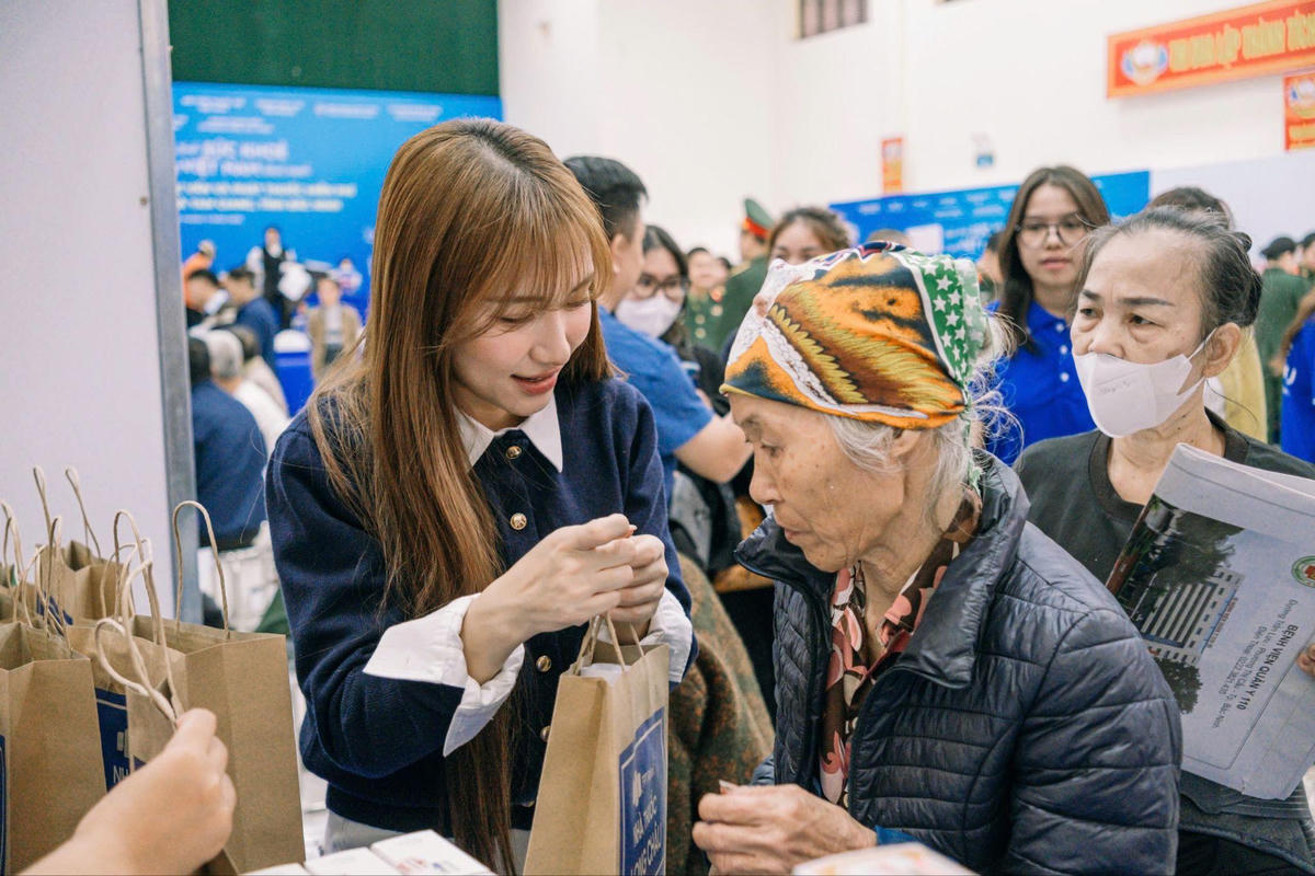 Ca sĩ Hoà Minzy cùng Long Châu gửi trao các phần quà sức khỏe đến người dân Bắc Ninh.