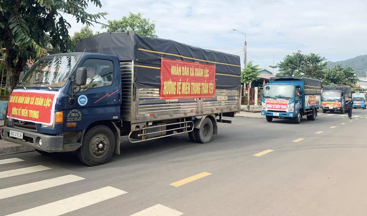 Những chuyến xe hàng hỗ trợ vùng lũ ở miền Trung. Ảnh: N.N