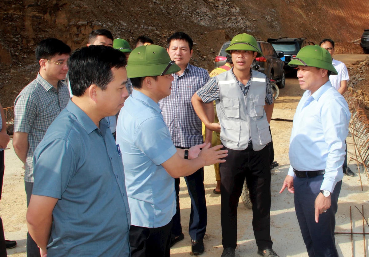 Đoàn công tác của UBND tỉnh Nghệ An kiểm tra cầu Chà Lài 1. Đây là dự án trọng điểm sử dụng vốn thuộc Chương trình mục tiêu quốc gia, góp phần cải thiện điều kiện đi lại cho người dân các xã vùng sâu vùng xa, thúc đẩy phát triển kinh tế - xã hội địa phương. Ảnh: QA