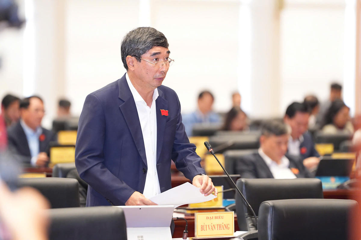 Giám đốc Sở Nông nghiệp và Môi trường Bùi Văn Thăng trả lời chất vấn. Ảnh: ĐT.&nbsp;