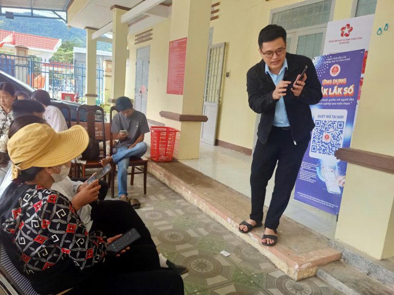 Tại các điểm sinh hoạt cộng đồng, bà con được hướng dẫn cụ thể từng bước: tải ứng dụng, đăng ký tài khoản, tra cứu thông tin, phản ánh hiện trường, nộp hồ sơ dịch vụ công, cũng như sử dụng các tiện ích như thanh toán trực tuyến, xem tin tức, và tương tác với chính quyền. Không khí buổi tuyên truyền luôn rộn ràng, vui vẻ; nhiều người dân còn chủ động hỏi thêm cách sử dụng Zalo, quét mã QR, hoặc tra cứu thông tin đất đai, thủ tục hành chính ngay tại chỗ.&nbsp;Ảnh: hoason.gov.vn