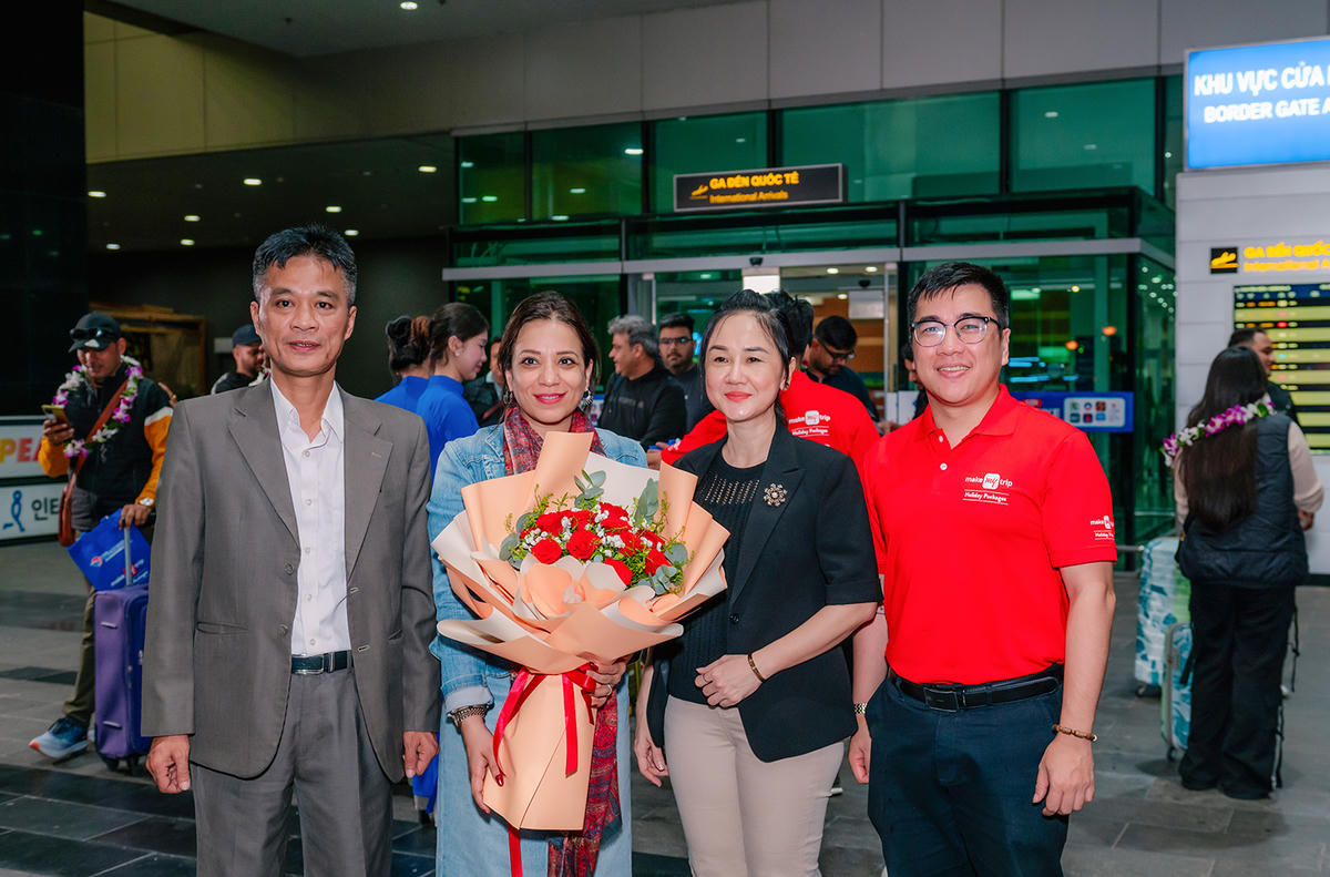 Lãnh đạo đặc khu Phú Quốc cùng các đơn vị liên quan có mặt từ khuya tại Cảng hàng không quốc tế Phú Quốc đón đoàn khách Ấn Độ. Ảnh Nguyễn Minh.