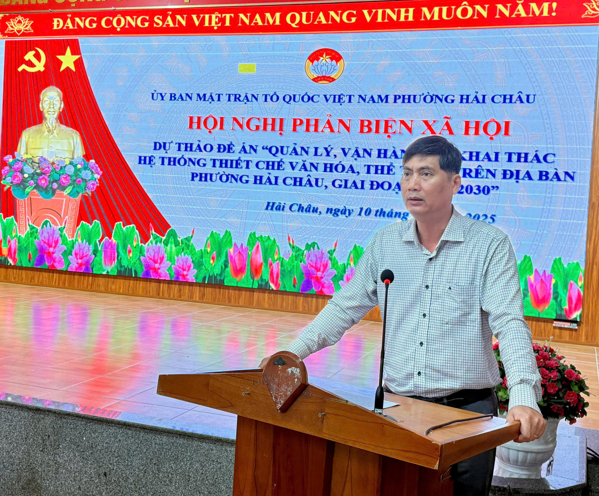 Ông Trần Thanh Bình, Chủ tịch Ủy ban Mặt trận Tổ quốc Việt Nam phường Hải Châu tiếp thu các góp ý. Ảnh: Nguyễn Tú.