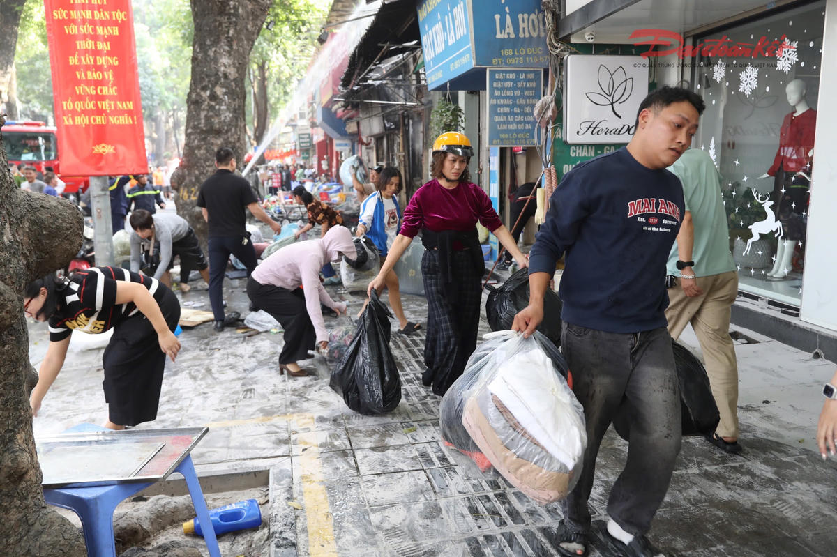 Phát hiện cháy lớn, nhiều người dân giúp đỡ di dời đồ đạc cho chủ nhà.