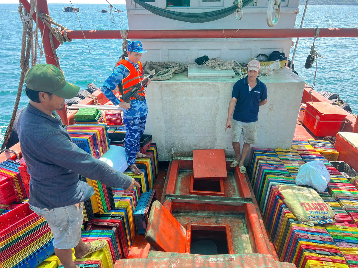 Tổ Công tác kiểm tra tàu cá vi phạm. Ảnh: Hồng Vân.