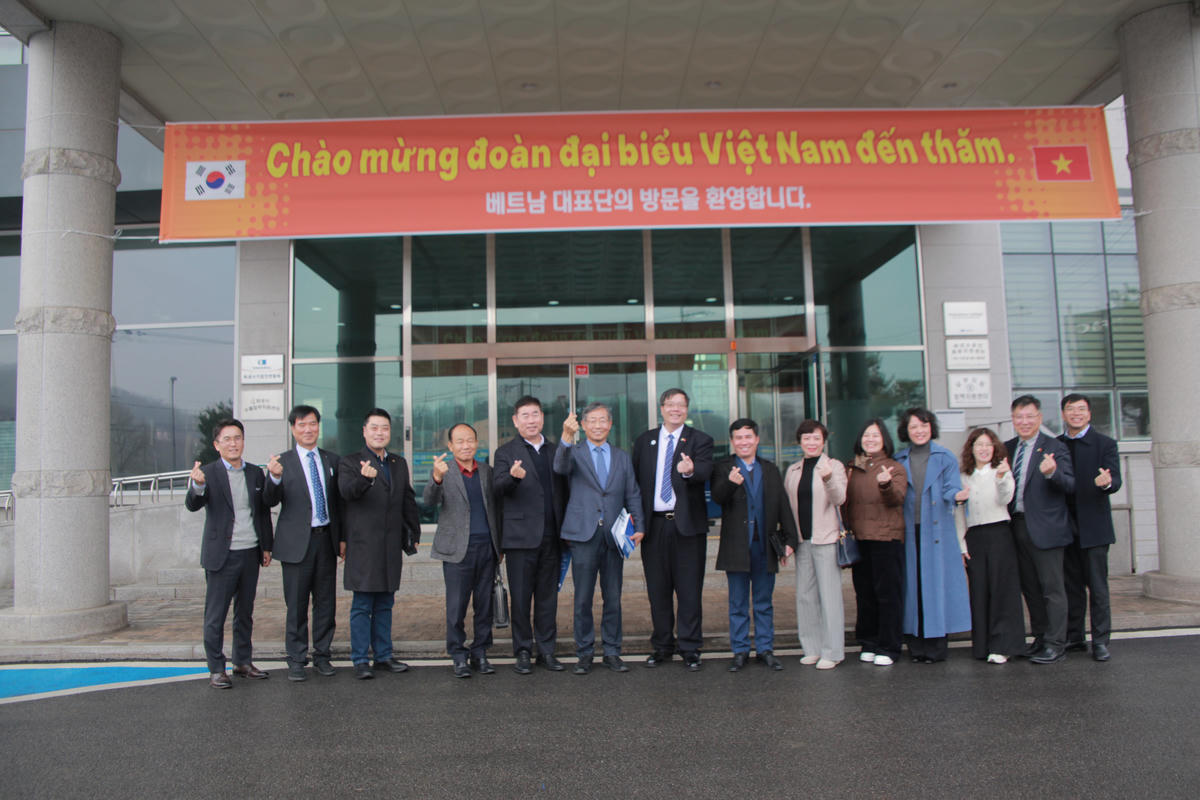 Đoàn Học viện An ninh nhân dân (Bộ Công an) và Hiệp hội VKBIA chụp ảnh lưu niệm