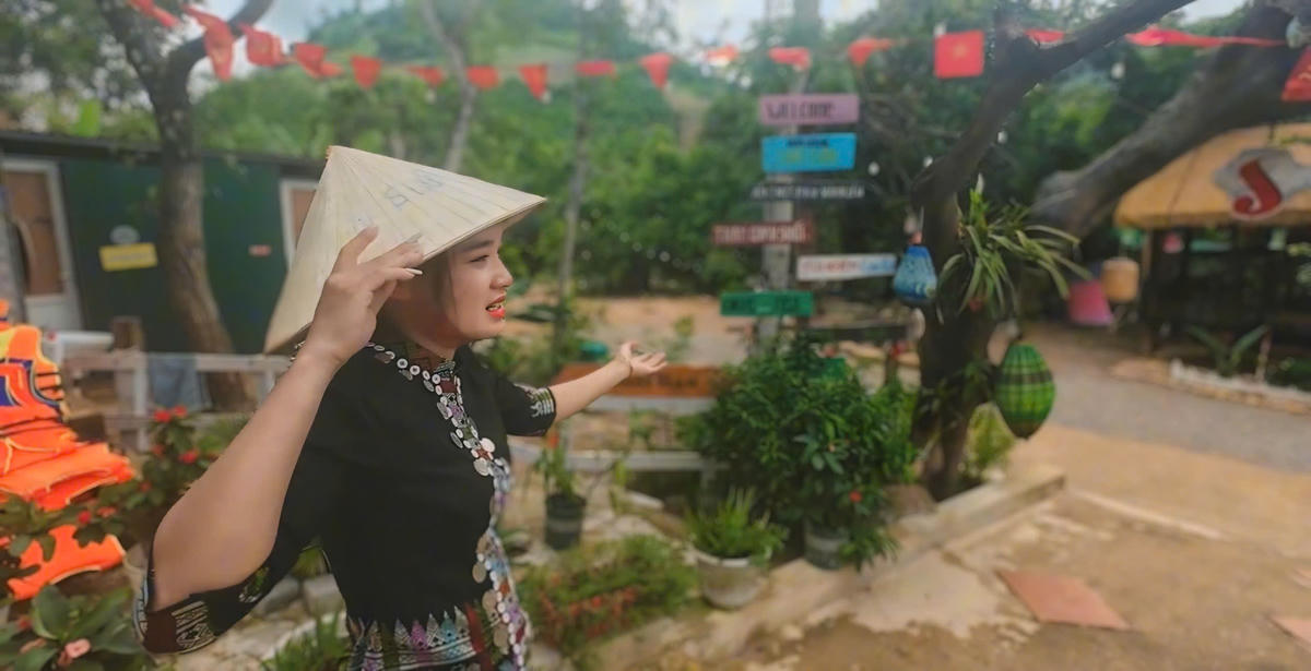 Chị Hồ Thị Đoan giới thiệu điểm du lịch Suối Bản. Ảnh: CTV