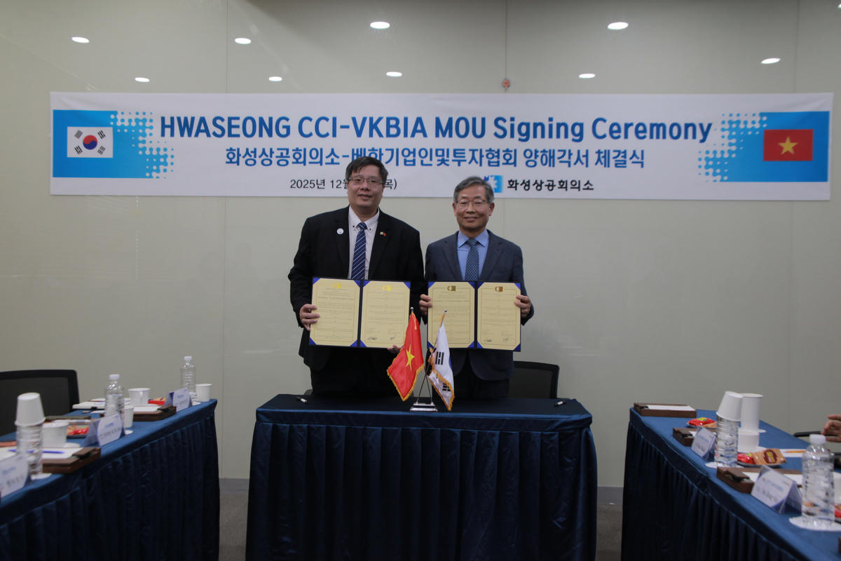 Đại diện lãnh đạo Hiệp hội VKBIA và đại diện lãnh đạo HCCI cùng ký biên bản ghi nhớ