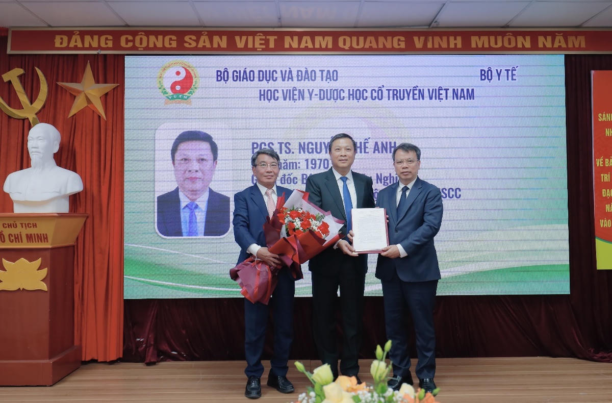 Lãnh đạo Học viện Y Dược học cổ truyền Việt Nam trao&nbsp;quyết định công nhận đạt tiêu chuẩn chức danh phó giáo sư tại buổi lễ.. 