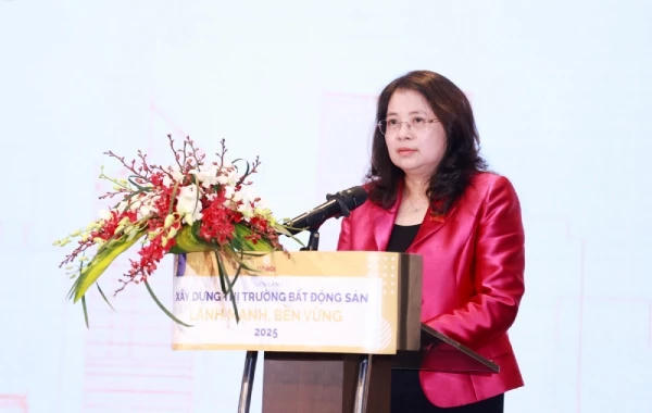 Bà Trần Hồng Nguyên.