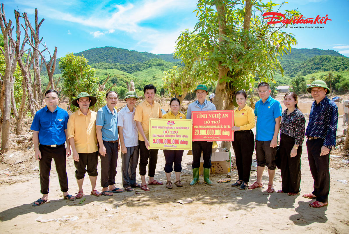 Trong năm 2025, MTTQ tỉnh Nghệ An đã chủ trì tiếp nhận hỗ trợ cho đồng bào chịu ảnh hưởng bão số 3, 5 và 10 với tổng giá trị quy đổi hơn 549 tỷ đồng. Ảnh: ĐB