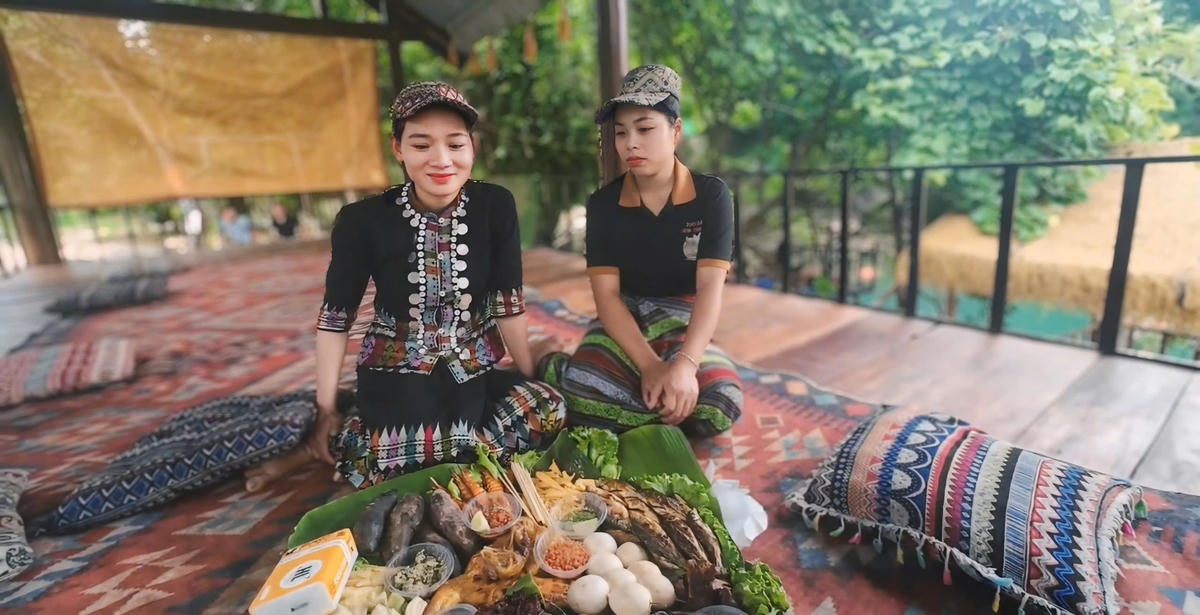 Thưởng thức món ăn tại nhà sàn đậm đà bản sắc dân tộc. Ảnh: CTV