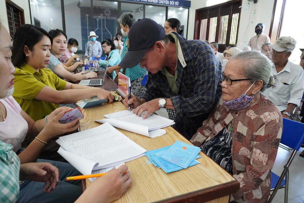 Giải quyết chi trả trực tiếp tiền bảo trợ xã hội cho người dân phường Hải Châu, không để gián đoạn khi thực hiện mô hình chính quyền 2 cấp. Ảnh: Thùy Trang.