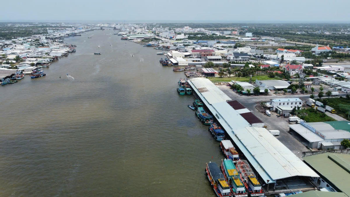 Một góc Cảng cá Sông Đốc nhìn từ trên cao. Ảnh: Nguyên Du