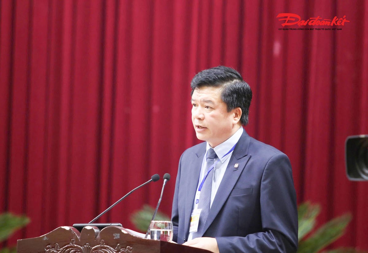 Ông Nguyễn Đình Hùng - Uỷ viên BTV Tỉnh uỷ, Phó Chủ tịch Thường trực MTTQ tỉnh Nghệ An thay mặt Ban Thường trực Ủy ban MTTQ Việt Nam tỉnh Nghệ An đã trình bày báo cáo tổng hợp ý kiến cử tri. Trong đó, thực phẩm bẩn, an ninh trật tự và hoạt động thiện nguyện “Nuôi em” được cử tri đặc biệt quan tâm. Ảnh: NT