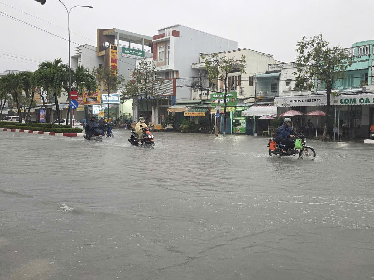 Triều cường sáng ngày 11/12 gây ngập nhiều tuyến đường ở phường Bạc Liêu ảnh hưởng đến sinh hoạt đi lại của người dân. Ảnh: Nguyên Du