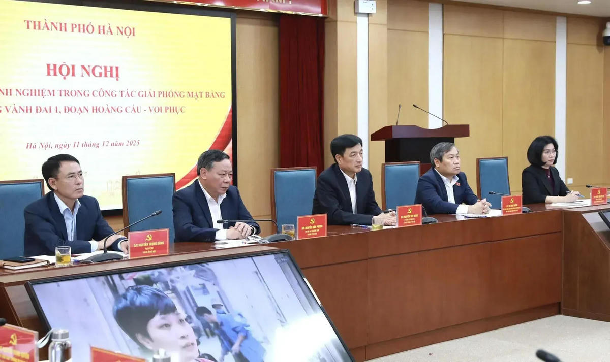 Bí thư Thành ủy Hà Nội Nguyễn Duy Ngọc cùng các lãnh đạo TP chủ trì hội nghị