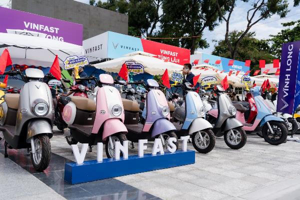 Xe máy điện lên ngôi - xe máy xăng hết thời “làm giá”: Người tiêu dùng hưởng lợi kép