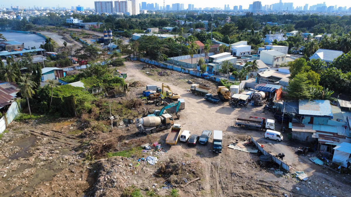 Nhiều máy móc đã tập hợp chuẩn bị cho việc thi công dự án. Ảnh: Đ.Xá.