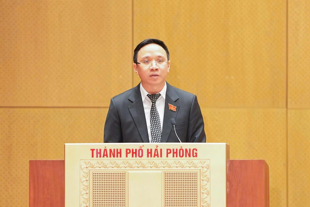 Ông Đào Trọng Đức, Phó chủ tịch Thường trực HĐND TP Hải Phòng báo cáo đánh giá kết quả giải quyết kiến nghị cử tri nhiệm kỳ 2021 - 2026. Ảnh: ĐT.&nbsp;