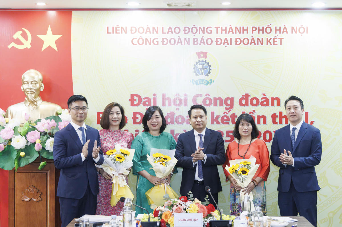 Tổng Biên tập Trương Thành Trung, Phó Tổng Biên tập Nguyễn Văn Dũng, Chủ tịch Công đoàn Nguyễn Công Khanh tặng hoa các ủy viên Ban Chấp hành nhiệm kỳ 2023-2028 không tái cử nhiệm kỳ mới. Ảnh: Quang Vinh.