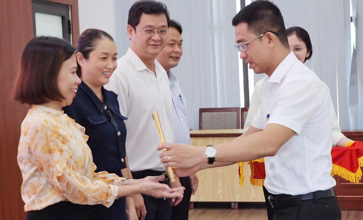 Phòng Văn hóa Xã hội phường Hải Châu được UBND phường khen thưởng đột xuất trước thành tích vượt qua khó khăn, tăng cường lực lượng hoàn thành xuất sắc nhiệm vụ. Ảnh: Thùy Trang.