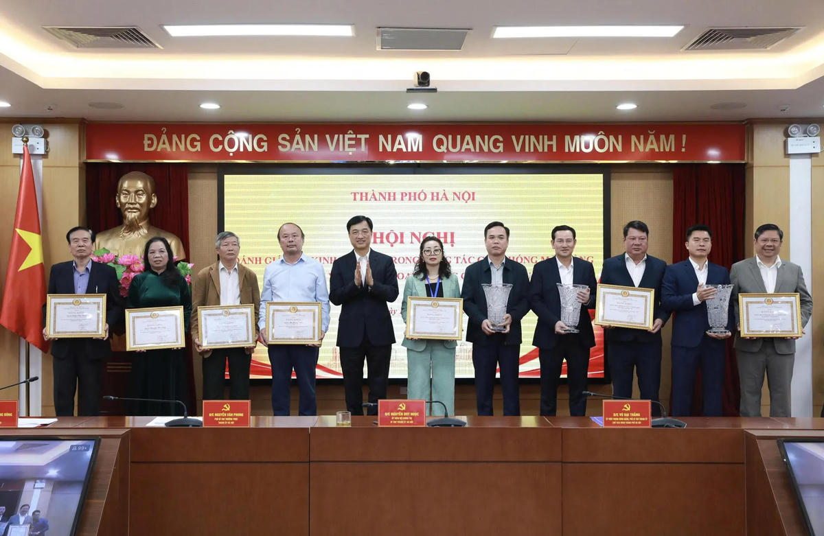 Bí thư Thành ủy Hà Nội Nguyễn Duy Ngọc trao Bằng khen và quà của Ban Thường vụ Thành ủy cho 3 tập thể và 7 cá nhân có thành tích trong công tác giải phóng mặt bằng đường Vành đai 1 (đoạn Hoàng Cầu - Voi Phục).