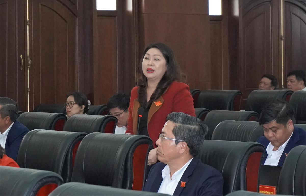Bà Nguyễn Thị Thu Lan, Bí thư Đảng ủy phường Tam Kỳ kiến nghị tại kỳ họp. Ảnh: Chí Đại.