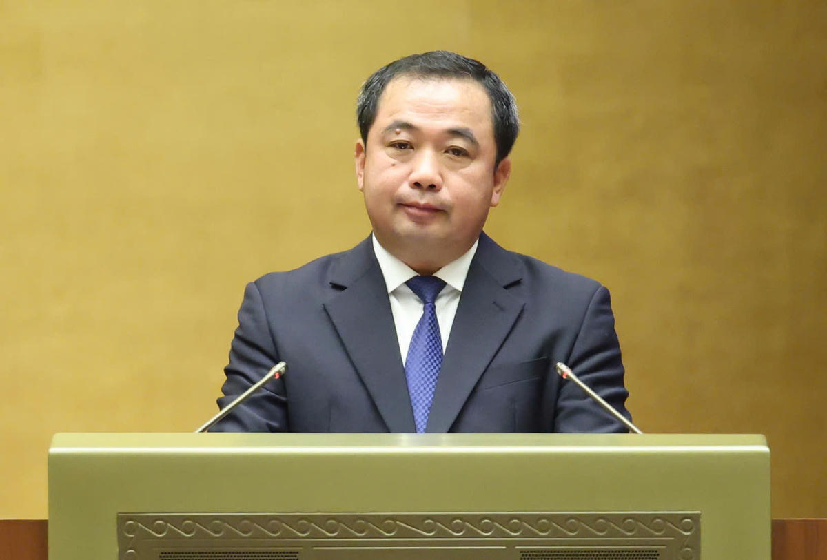 Bộ trưởng Bộ Nông nghiệp và Môi trường Trần Đức Thắng trình bày Báo cáo về việc tiếp thu, giải trình, dự thảo Nghị quyết. Ảnh: Quang Vinh