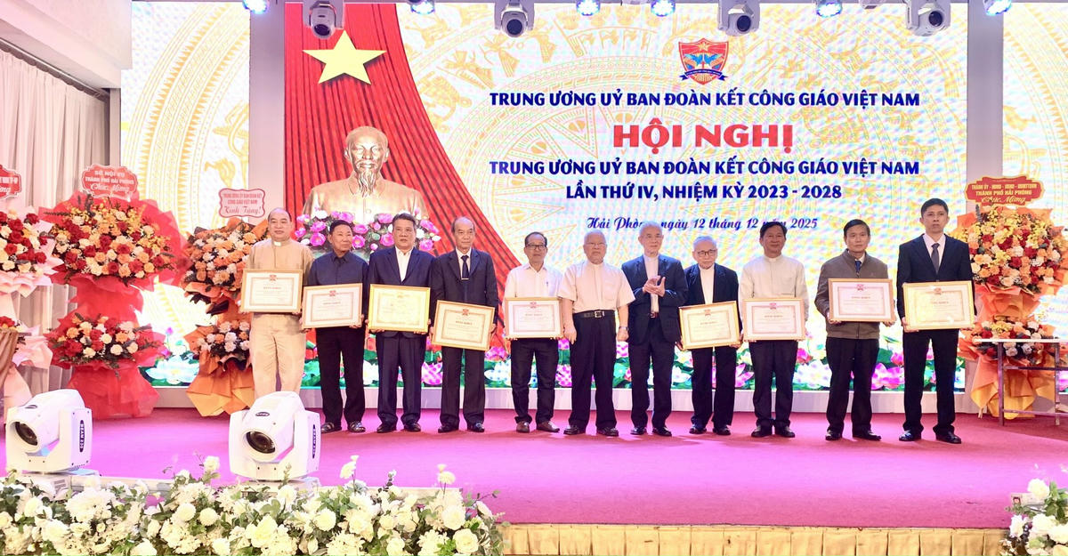 Lãnh đạo Trung ương UBĐKCGVN tặng bằng khen cho các tập thể, cá nhân có thành tích xuất sắc. Ảnh: Phạm Cường.&nbsp;&nbsp;