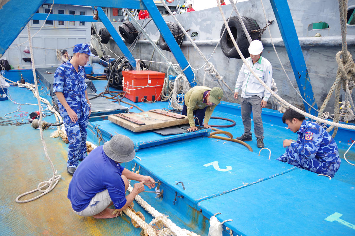 Lực lượng chức năng kiểm tra, mở niêm phong khoang tàu cá vi phạm. Ảnh: Đức Định.