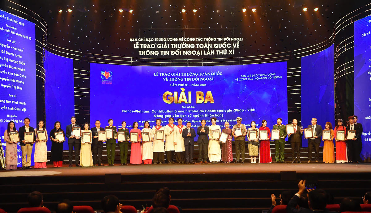 Ban tổ chức trao giải Ba cho các tác giả. Ảnh: X.Đ