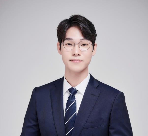 MC nổi tiếng Lee Sung-Hoon sẽ đồng hành cùng T1 trong chuyến sang Việt Nam.