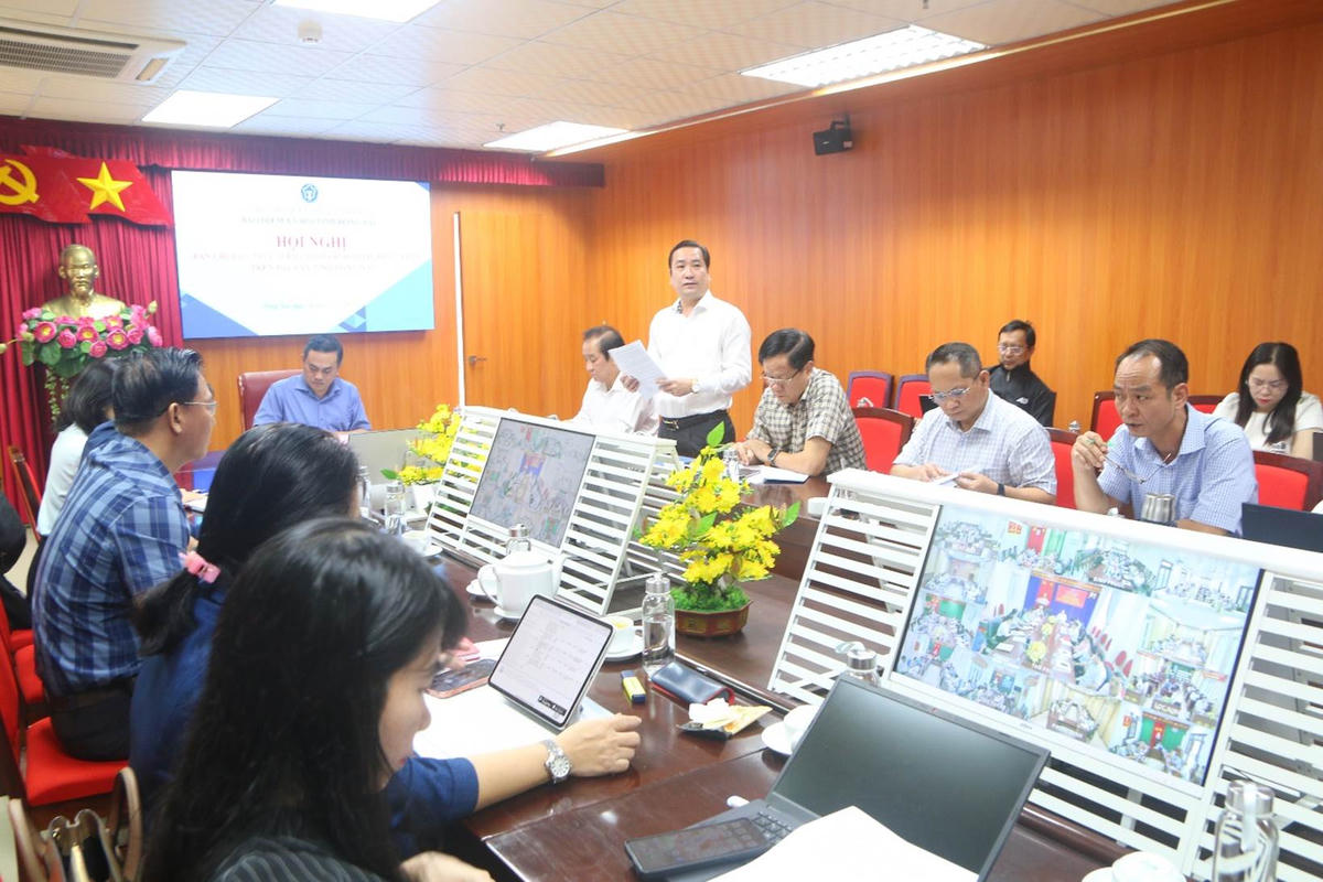 Phó Giám đốc BHXH tỉnh Phạm Long Sơn báo cáo kết quả thực hiện chính sách BHXH, BHYT, BHTN trên địa bàn tỉnh. Ảnh:; TD