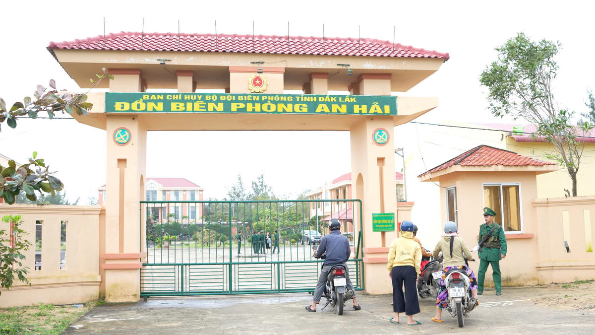 Báo Đại đoàn kết và Bộ đội Biên phòng Đắk Lắk trao 100 triệu đồng hỗ trợ bà con vùng lũ: Ấm áp tình người giữa gian khó