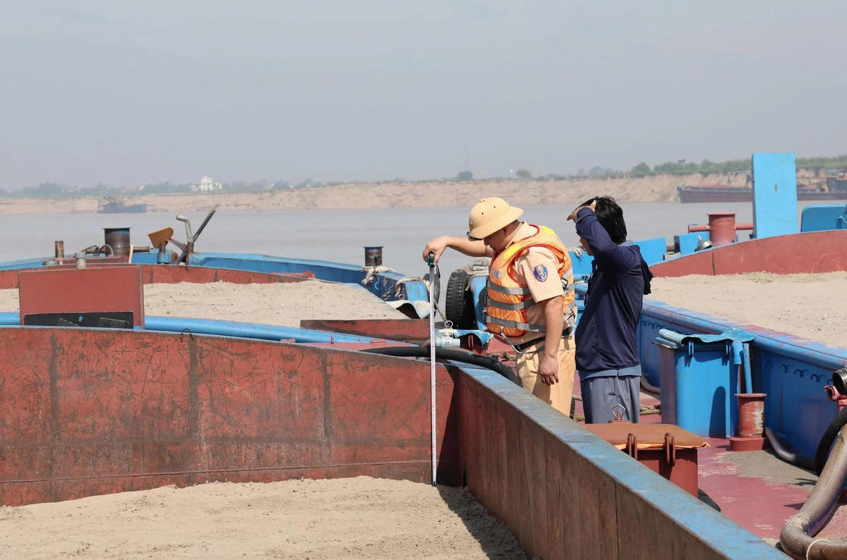 Công an tỉnh Phú Thọ kiểm tra phương tiện, thiết bị khai thác, vận chuyển cát sỏi. Ảnh: Công an tỉnh PT