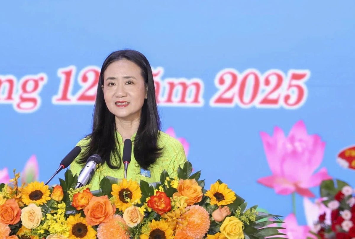 Bà Nguyễn Quỳnh Nga, Phó Chủ tịch Ủy ban MTTQ Việt Nam tỉnh, Chủ tịch Hội Liên hiệp Phụ nữ tỉnh Khánh Hòa, phát biểu khai mạc đại hội. (ảnh X.H)