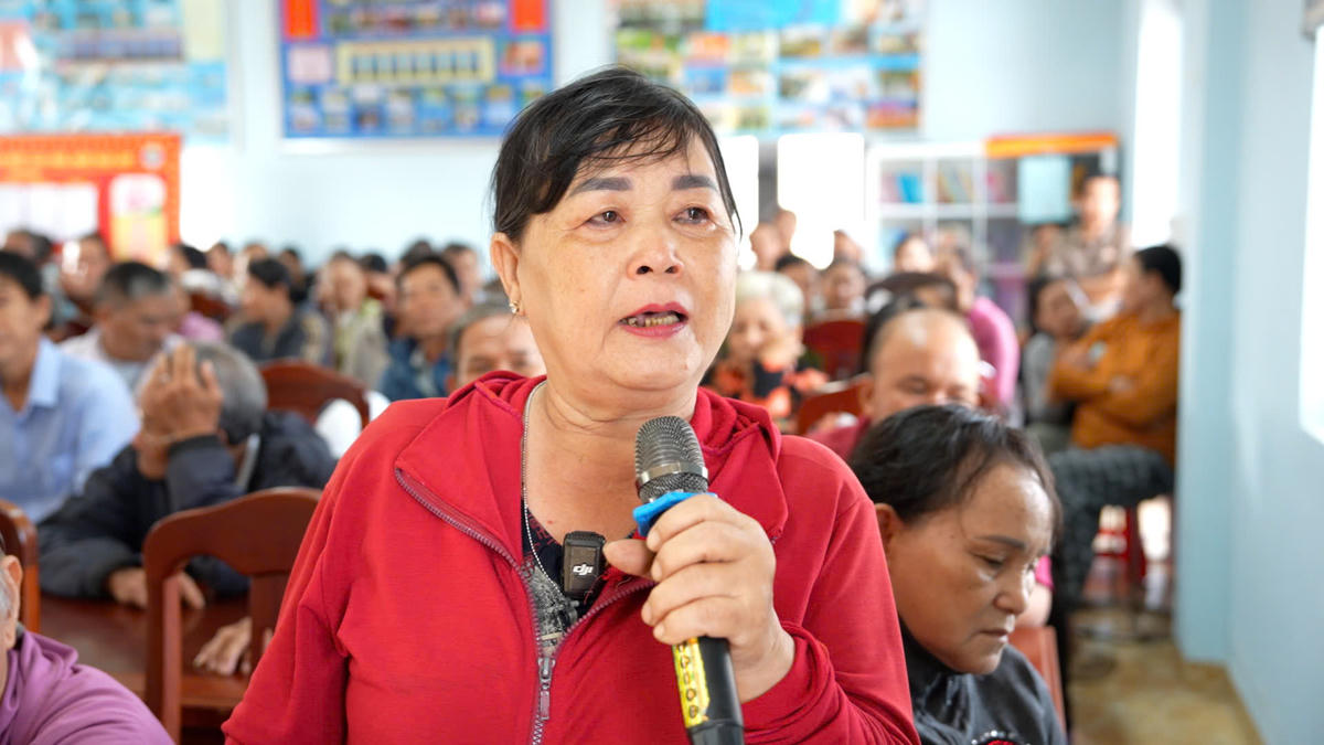 Người dân cảm ơn tấm lòng hảo tâm đã quan tâm chia sẻ khó khăn với bà con vùng lũ. Ảnh: Bảo Lâm.