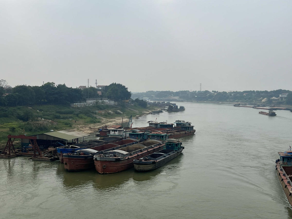 Tàu vận chuyển cát sỏi trên sông Lô đoạn qua Việt Trì, Phú Thọ. Ảnh: Tùng Duy