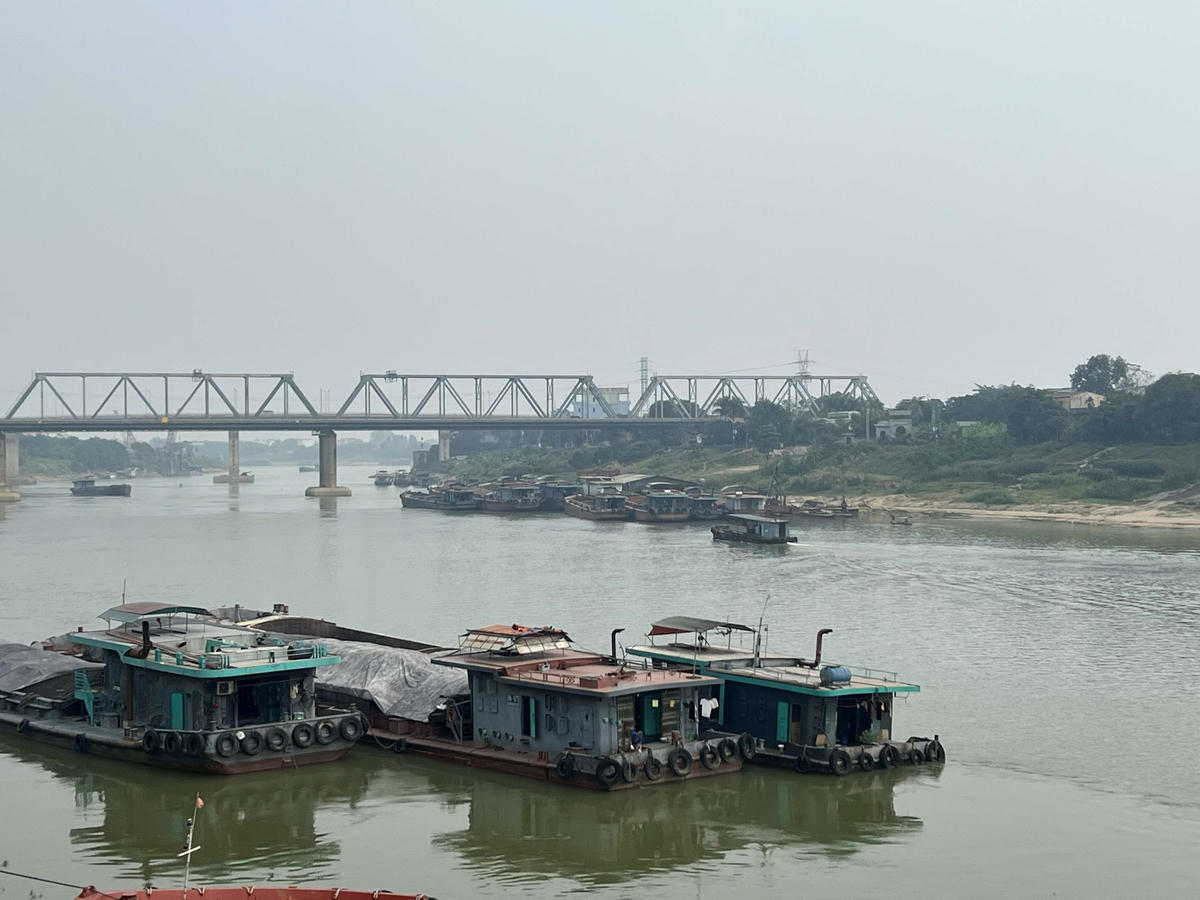 Tàu chở cát sỏi chạy qua khu vực cầu Việt Trì. Ảnh: Tùng Duy