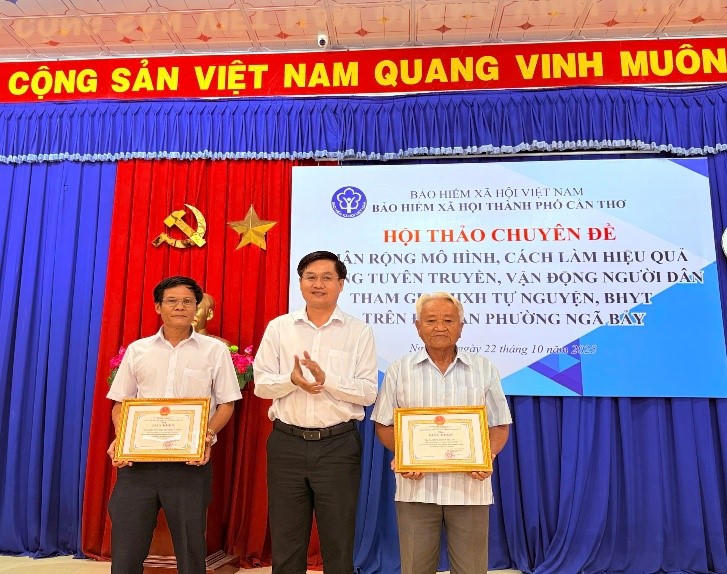 Ông Lâm Văn Dũng nhận khen thưởng vì có thành tích xuất sắc trong công tác 
vận động người dân tham gia BHXH, BHYT. Ảnh:: TT