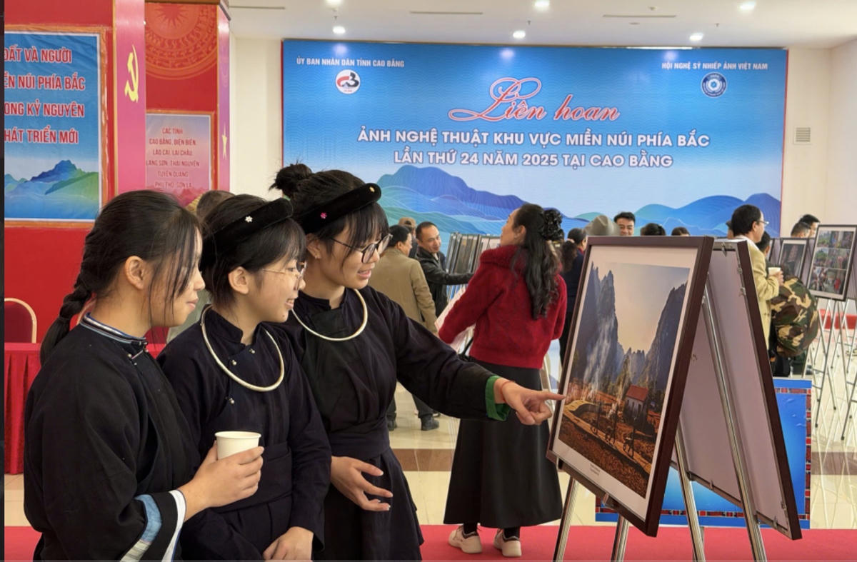 Các bạn trẻ đến xem triển lãm ảnh