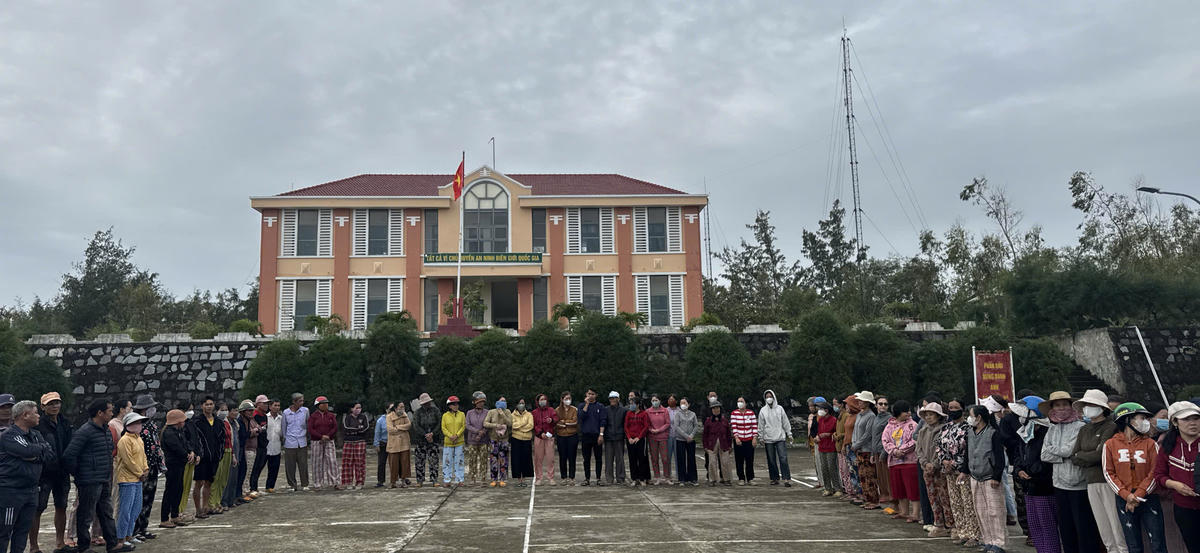 Từ sáng sớm, bà con vùng lũ đã có mặt đông đủ tại Đồn Biên phòng An Hải. Ảnh: Bảo Lâm.