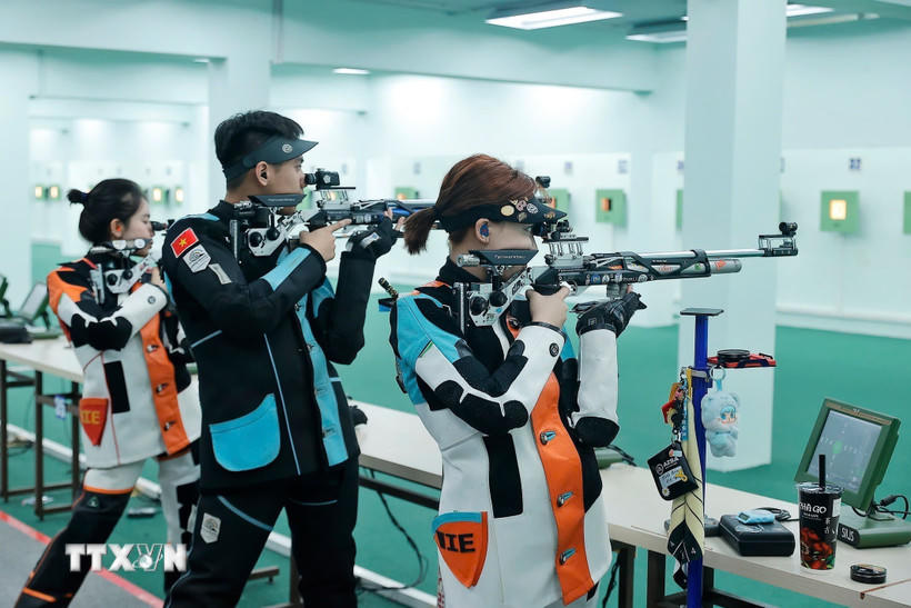 Các xạ thủ của tổ súng trường như Phí Thanh Thảo, Lê Thị Mộng Tuyền, Nguyễn Phạm Hiền Khanh… đang tập trung tích lũy thêm chuyên môn ở mỗi buổi tập. (Ảnh: Minh Quyết/TTXVN).