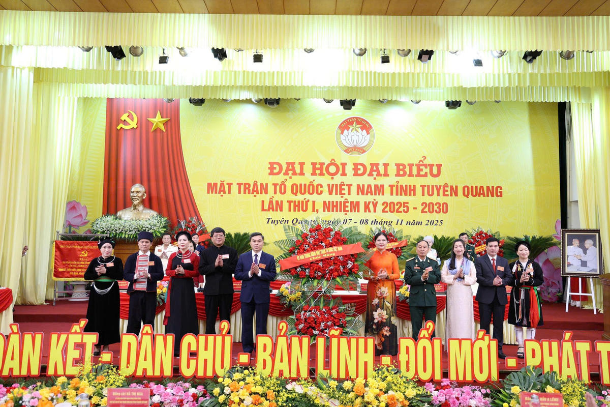 Ủy viên Trung ương Đảng, Phó Chủ tịch UBTƯ MTTQ Việt Nam Hà Thị Nga tặng hoa chúc mừng Đại hội đại biểu MTTQ Việt Nam tỉnh Tuyên Quang lần thứ I. Ảnh: Đ.S.